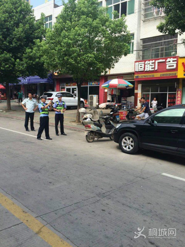 联合执法 整治车辆乱停乱放.jpg