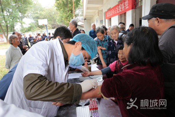 新渡镇卫生院在柏年村为65岁以上老年人开展健康体检.JPG