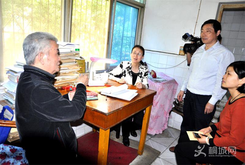 谢文婕胡艳凌上门慰问老科技工作者 桐城网