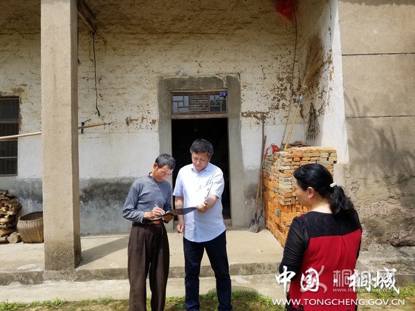 嬉子湖镇全面开展贫困户危房鉴定工作.jpg