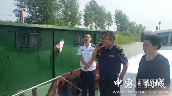 鲟鱼镇联合长江海事开展巡河活动.jpg