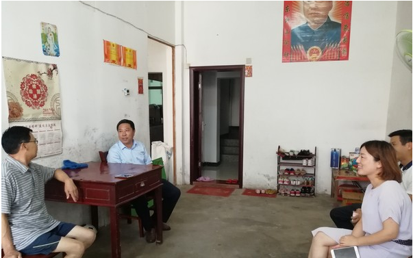 “七一”慰问困难党员.jpg
