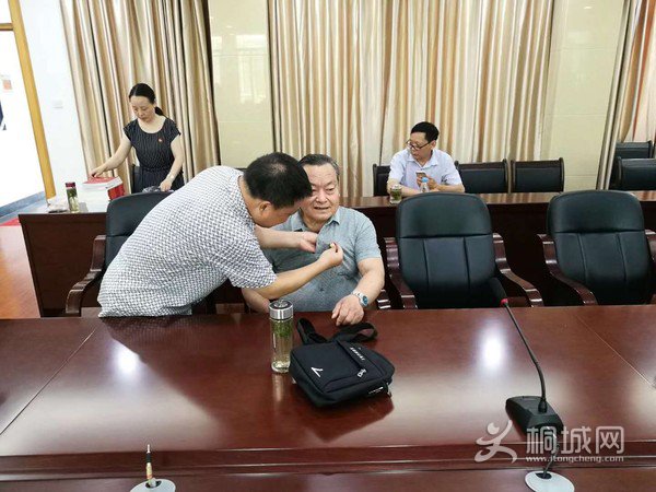 为老干部佩戴党徽.jpg