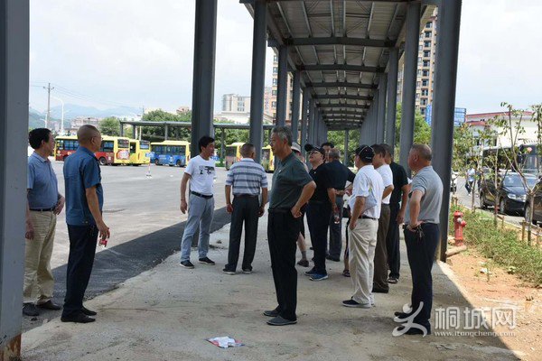 组织老干部参观综合客运枢纽站.jpg