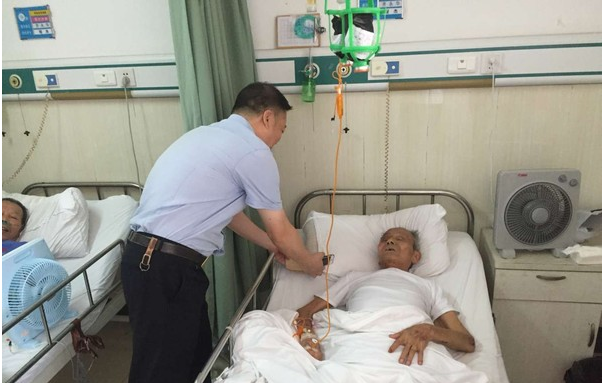 办事处主任程曙看望病重老党员丁少南.jpg