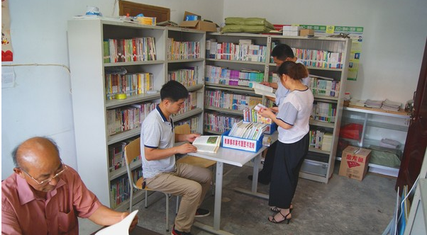 图为居民在农家书屋阅读流转图书.jpg