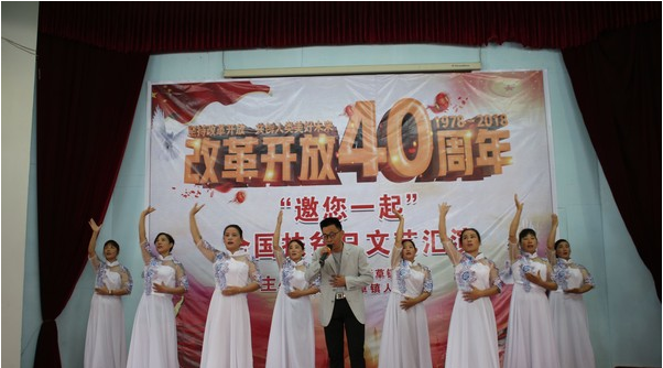 图为夕阳红演出队的歌舞《爱的奉献》.jpg