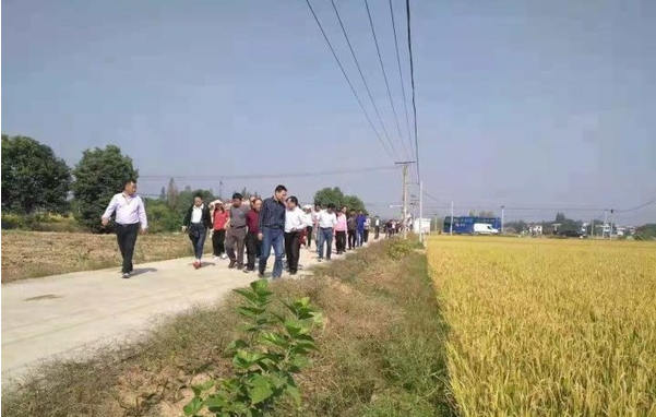 青海省基层骨干农技人员考察团来我市继发家庭农场考察调研_副本.jpg