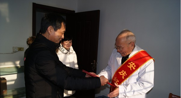 图为到青草镇卫生院慰问“安庆好人”汪祥益.jpg