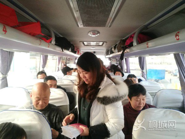 发放就业创业政策宣传材料.JPG