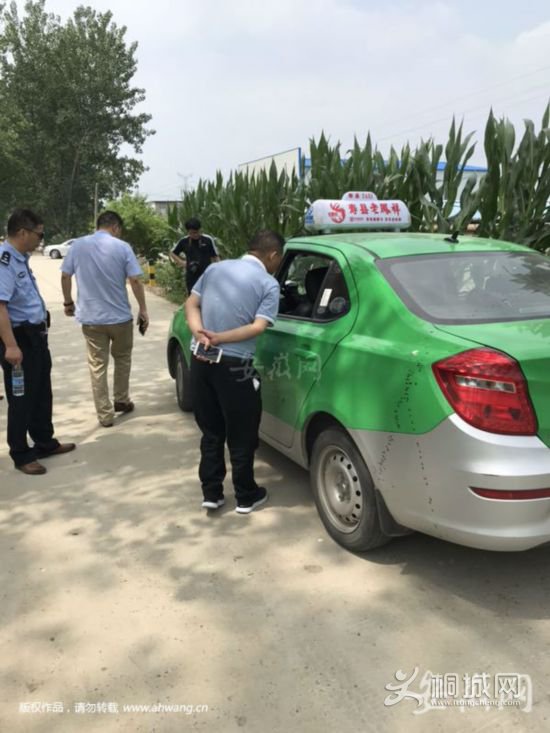 图为寿县公安局刑侦大队民警找到了出租车被遗弃的地点，位于寿县双桥镇境内的一处田地路边。（图片寿县警方提供）
