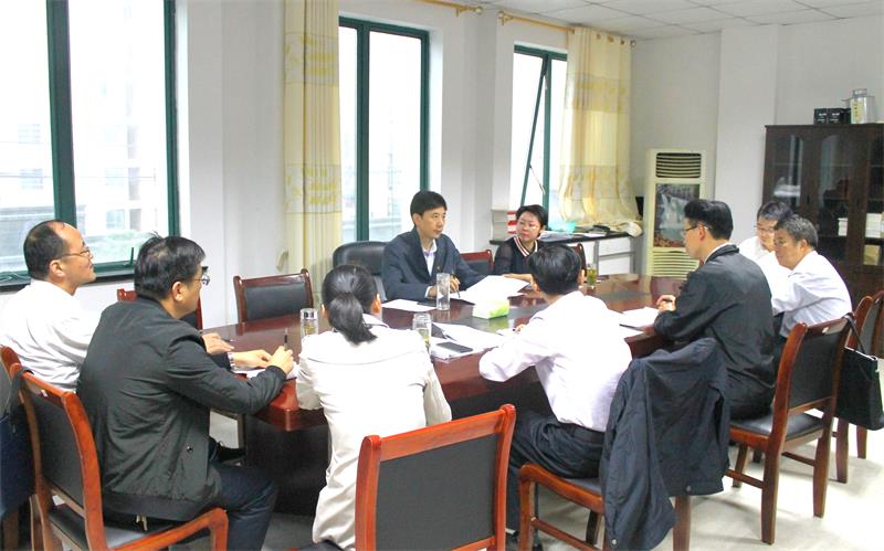 图为刘中汉,金秋明与主题办工作人员交流工作,听取意见建议.