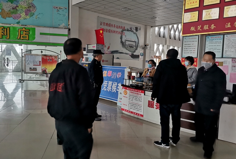 寒冬送温暖在汽车站.jpg