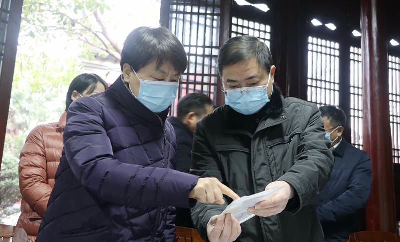 王翠凤来桐调研1察看出土文物.JPG
