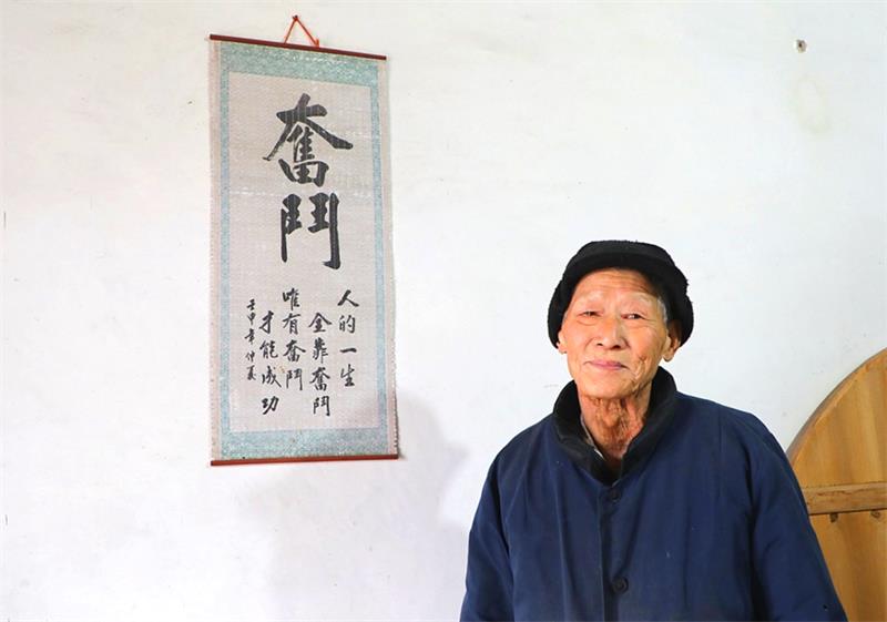 2、50多年前买的这幅字画一直挂在客厅显眼处.JPG