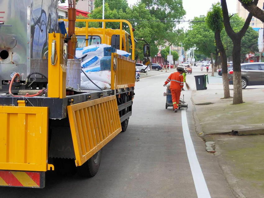 图为范岗镇增画道路标志线.jpg