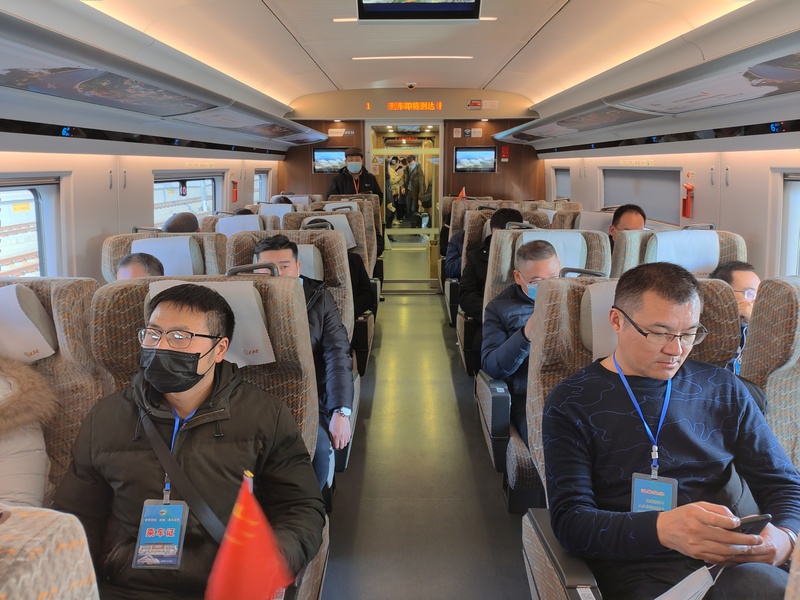 我市代表乘坐高铁.jpg