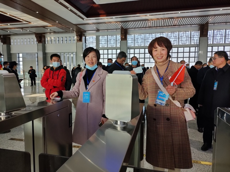 嘉宾乘坐高铁2.jpg