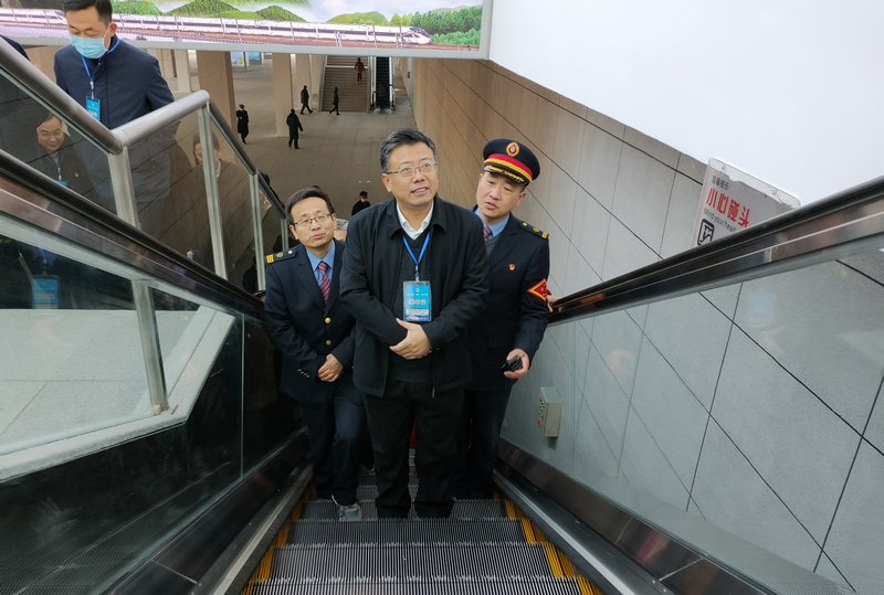 章周中参观.jpg