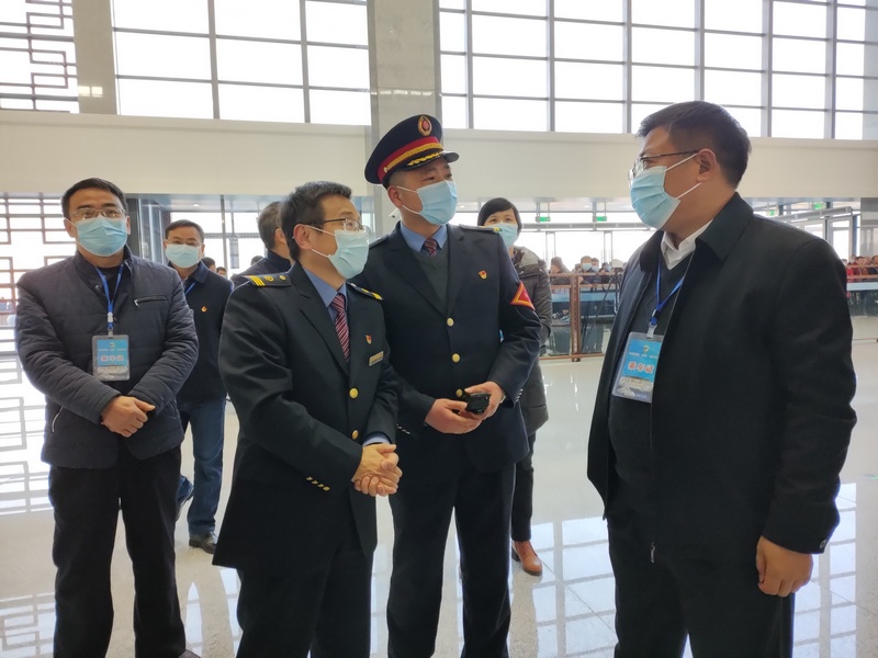章周中参观3.jpg