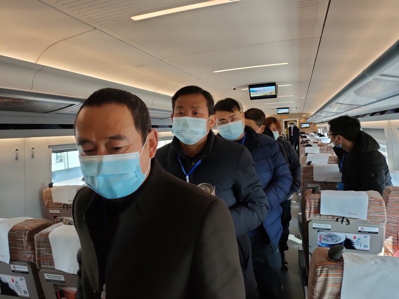 嘉宾乘坐高铁1(1).jpg