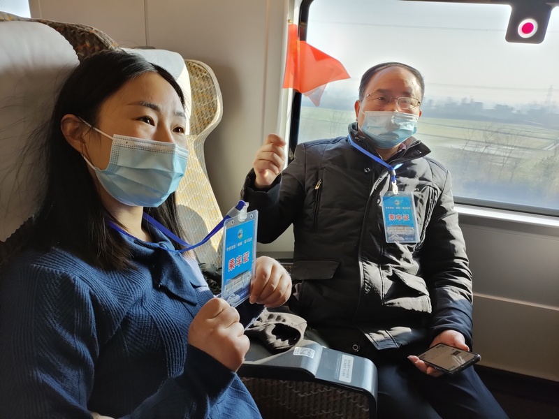 两位安庆好人代表在高铁上.jpg