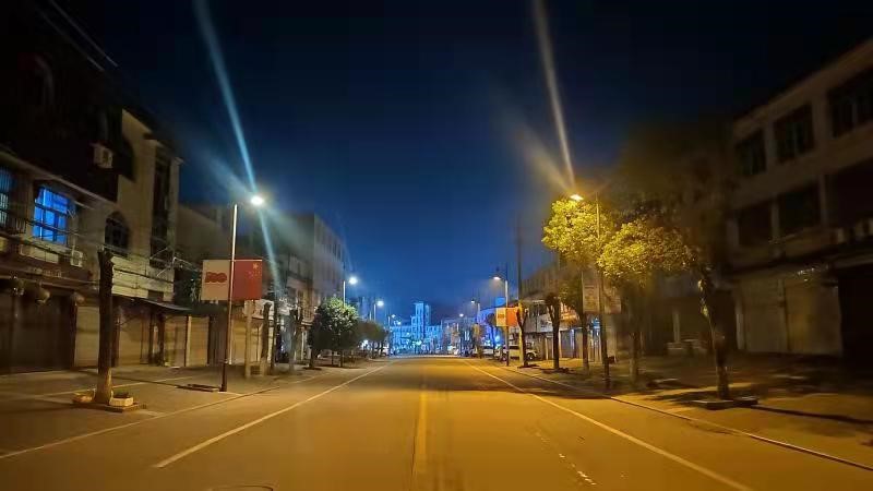 孔城镇：维修路灯添光明(图1)