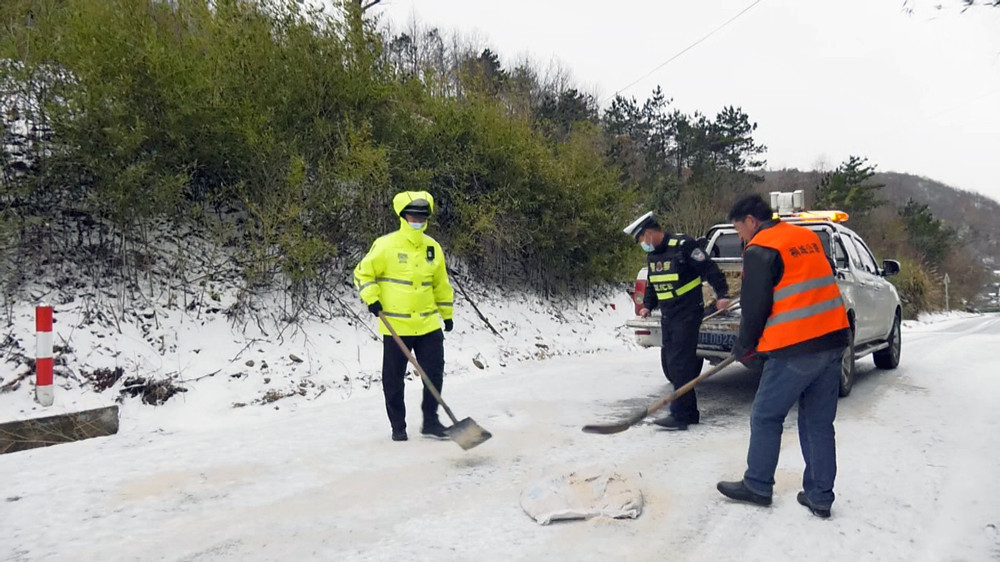 图为交警和公路部门协作撒盐融冰保畅通 拷贝.jpg