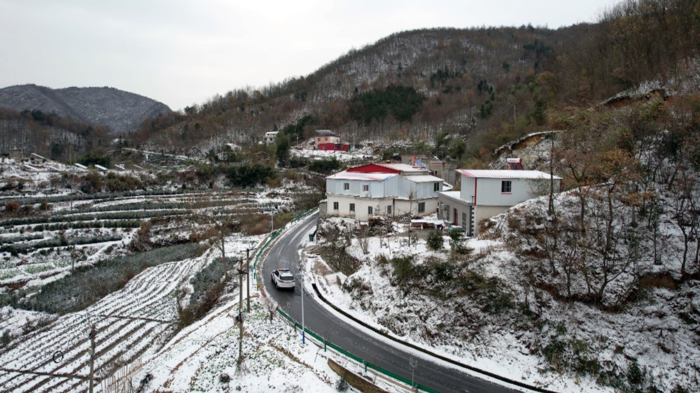 图为交警部门正在积雪路段巡路.jpg