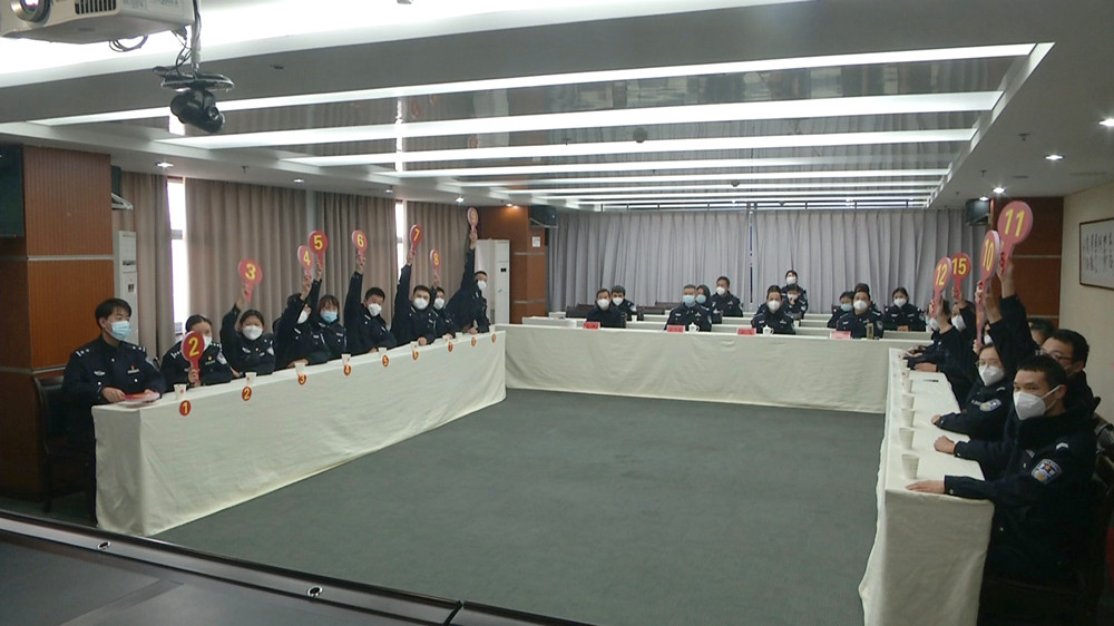 图为金全市公安机关“践行二十大 护航新征程”庆祝第三个中国人民警察节知识竞赛活动抢答题现场.jpg