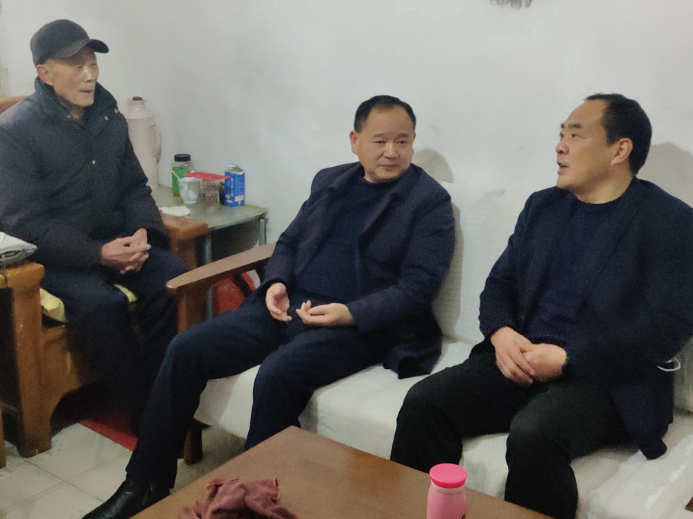 章友厚慰问龙眠街道.jpg