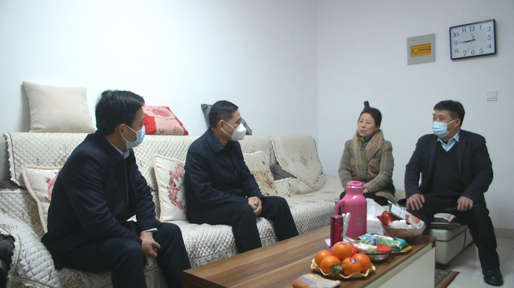 潘利民慰问六尺巷社区退休老居干--方爱兰2.jpg