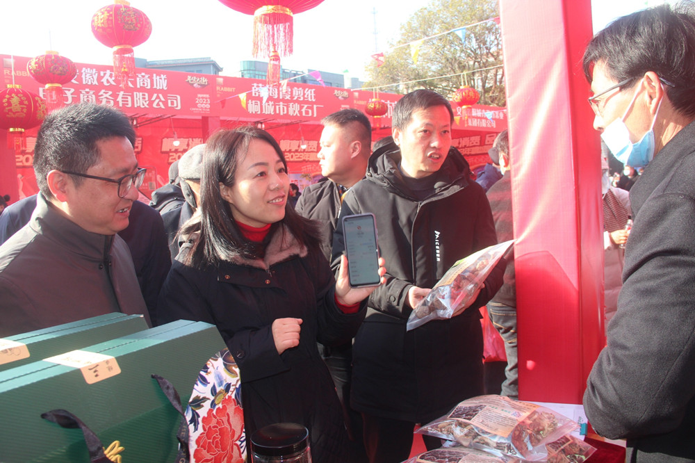 副市长杜进（左二）扫码购买年货.JPG