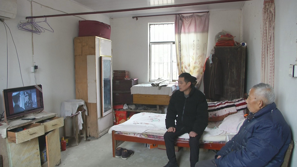 图为李三春在陪老父亲时的情景.jpg