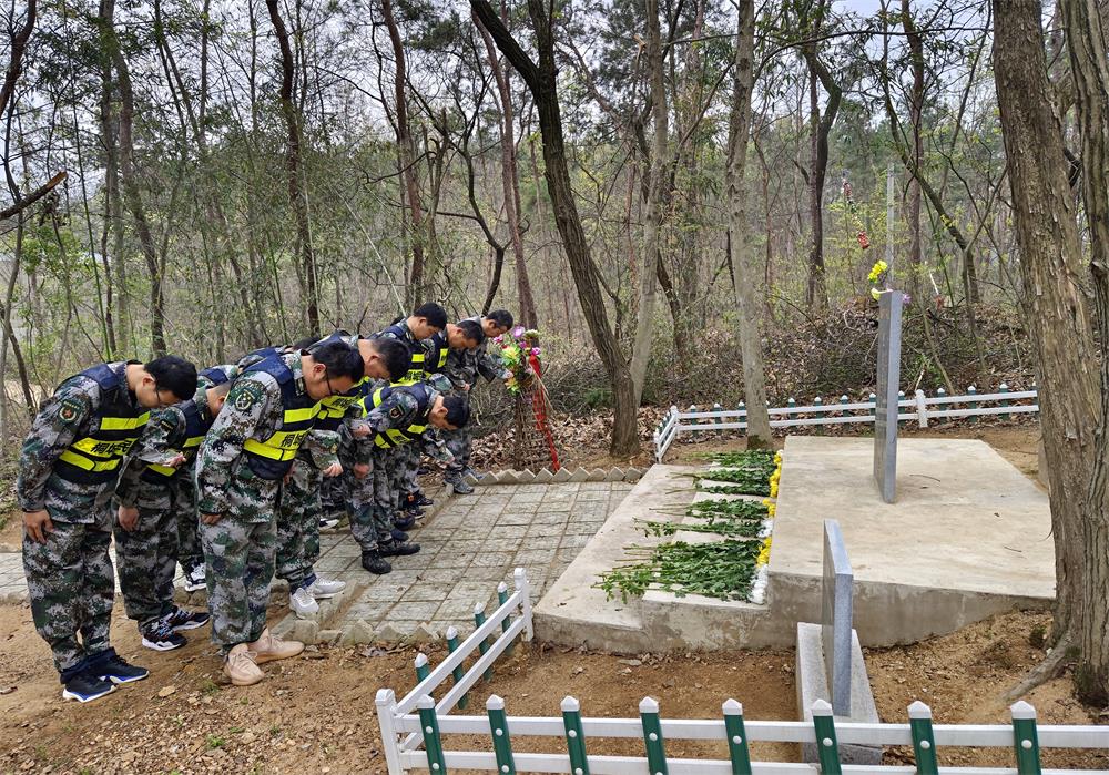 民兵缅怀先烈.jpg