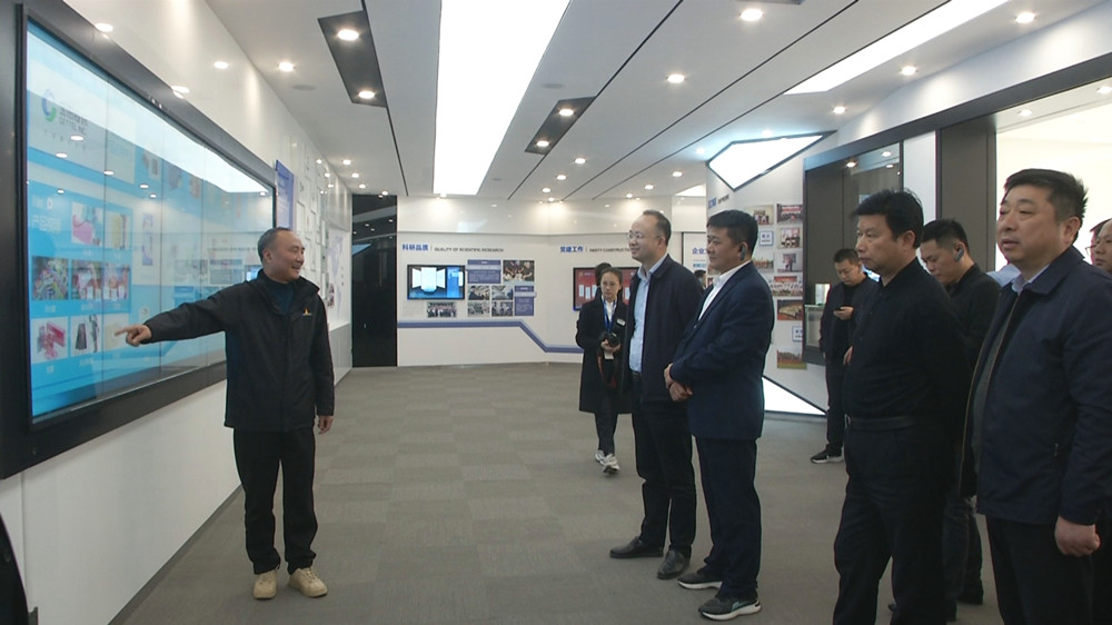 安庆市人才交流会现场参观时的情景3.jpg