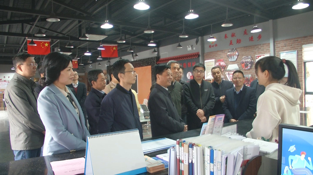 安庆市人大到桐调研医疗救助资金工作  图为在建设社区调研时的情景_副本.jpg
