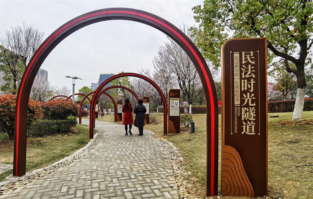 桐城市文昌社区法治公园——民法时空隧道1.jpg