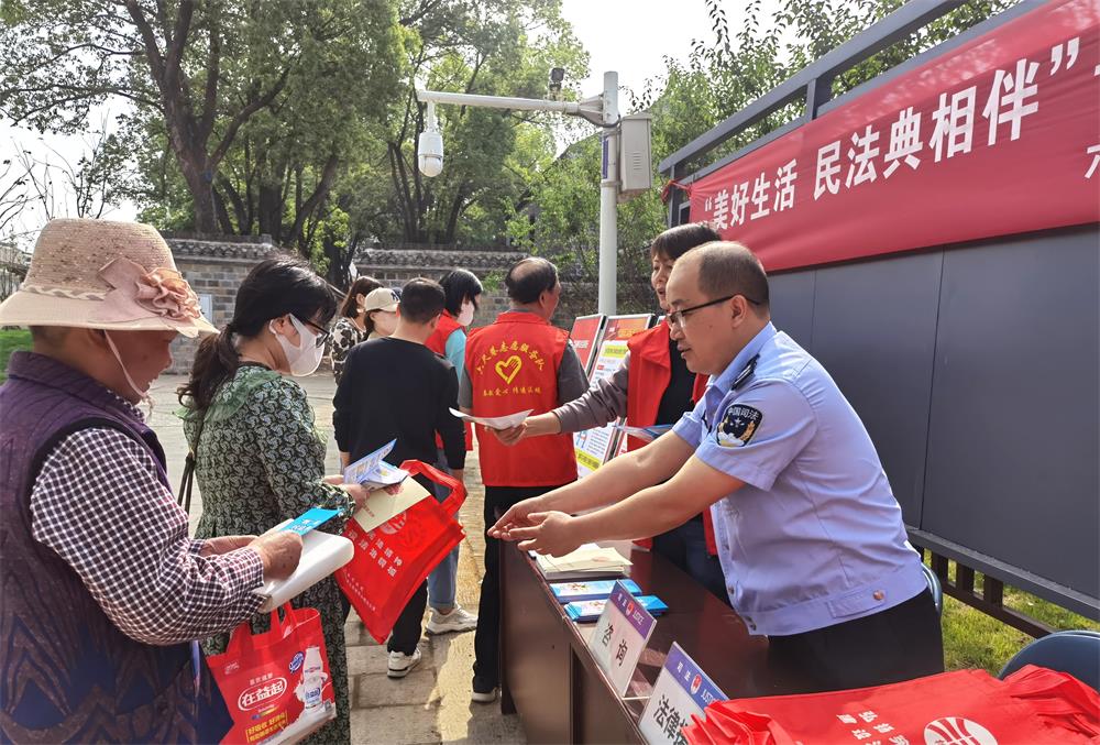 2023年5月13日，桐城市司法局文昌司法所携带“社会生活百科全书”走进六尺巷，用法典与典故，为群众演绎新时代的六尺巷故事.jpg