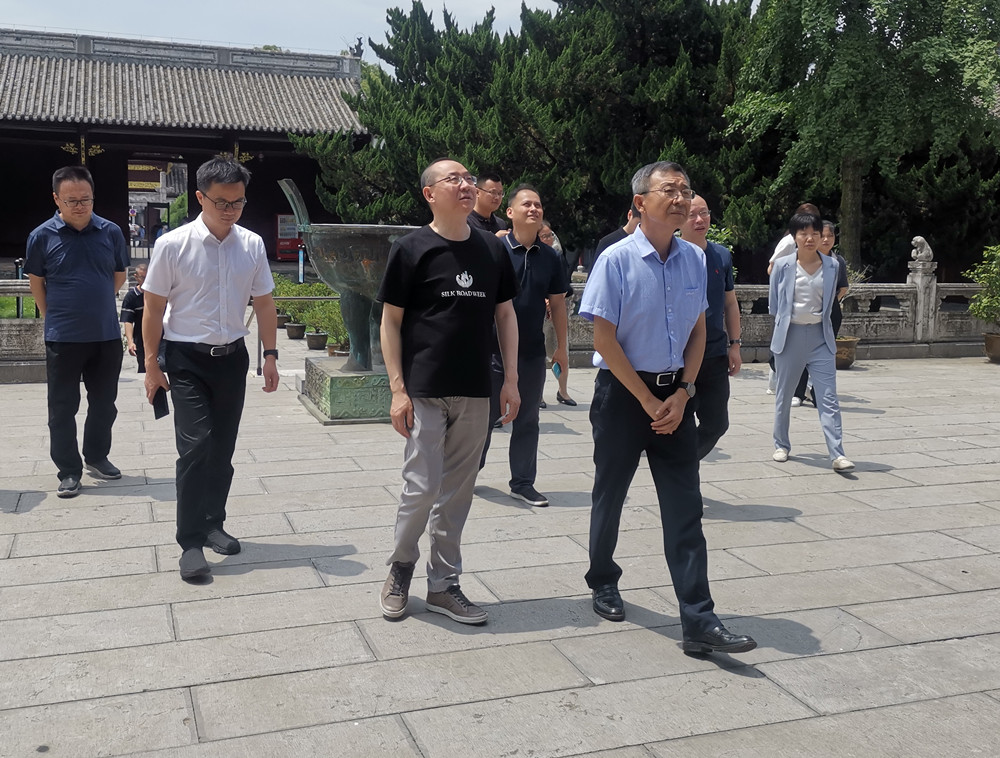 图为考察团一行参观文庙。.jpg