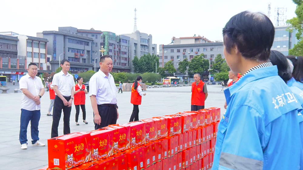 市委常委、副市长章友厚看望慰问一线环卫工人.jpg