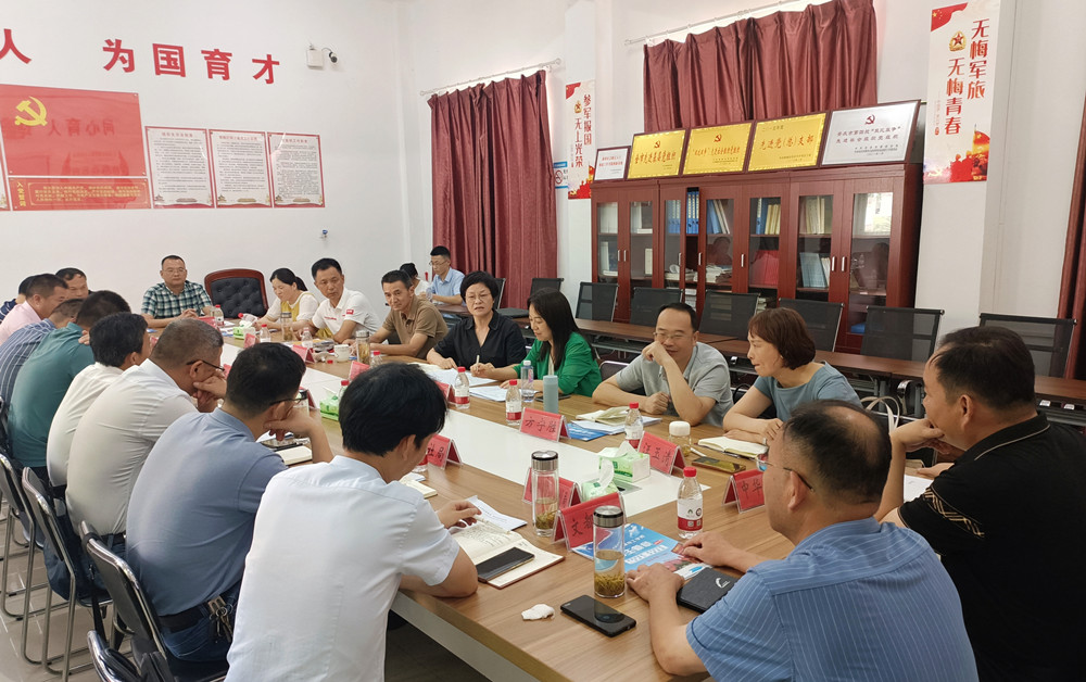 市人大开展职业教育专题调研座谈会.jpg