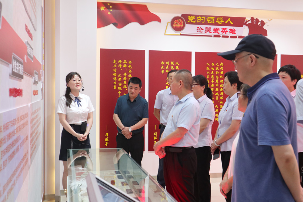 图为党员们参观安徽荣军展陈馆。.jpg