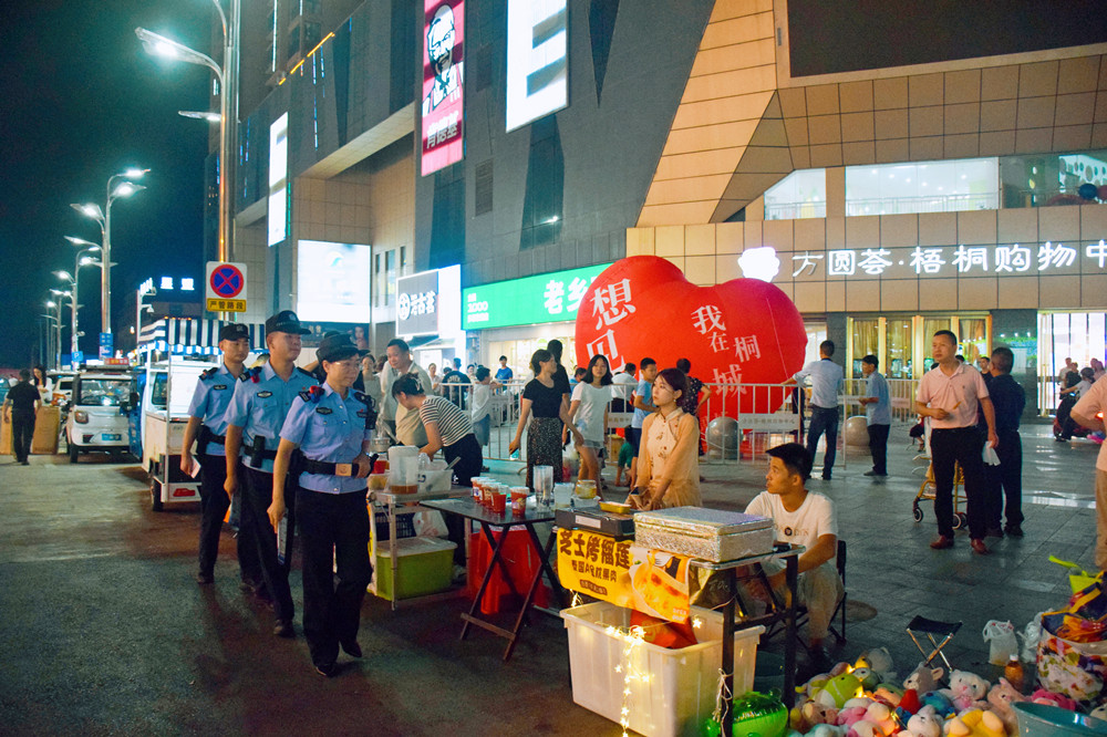 图为民警在商业区巡逻。.jpg