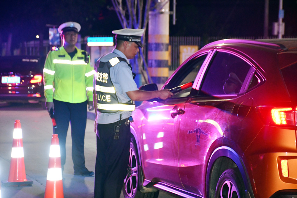 图为交警在重点路段临查。.jpg