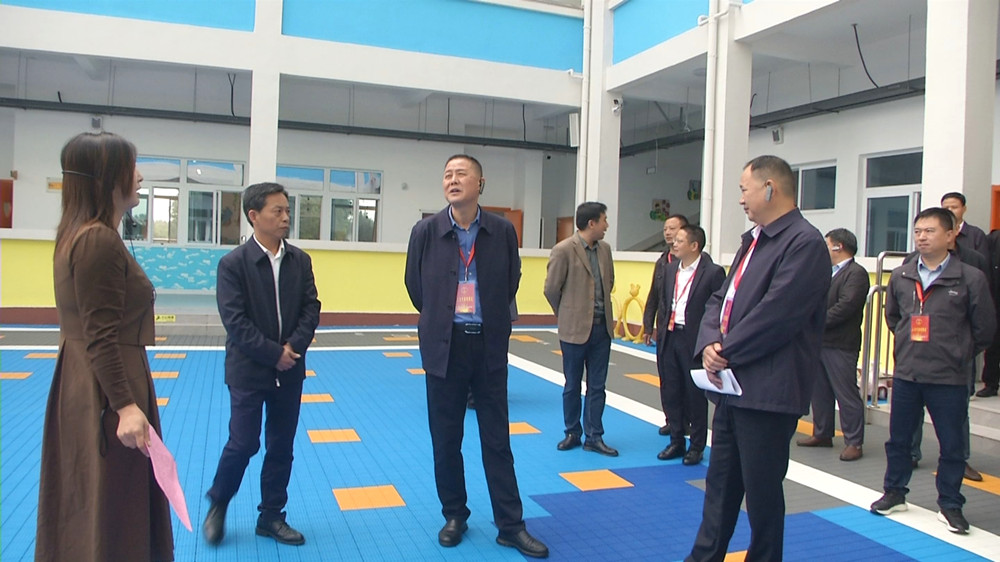 图为三级人大代表视察民生工程现场.jpg
