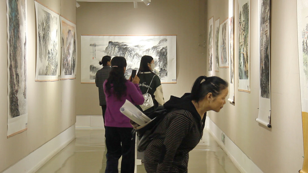 图为市民参观展览。.jpg