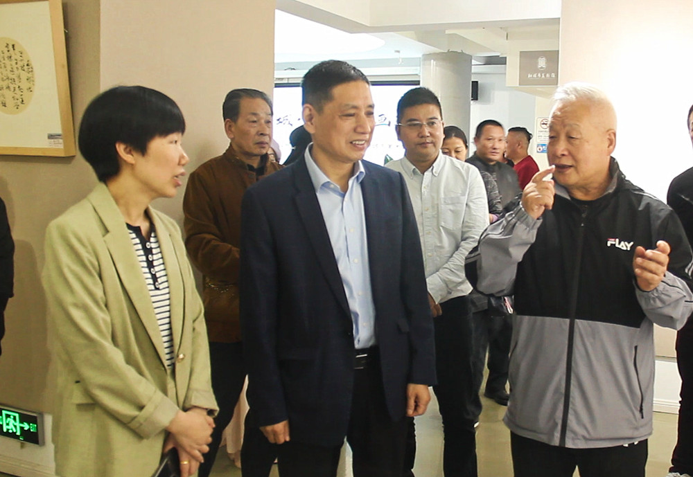 图为与会嘉宾参观展览。.jpg