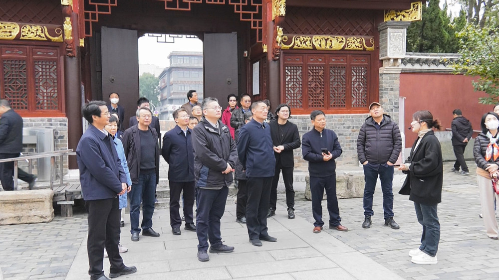 图为采风团一行在桐城文庙.jpg