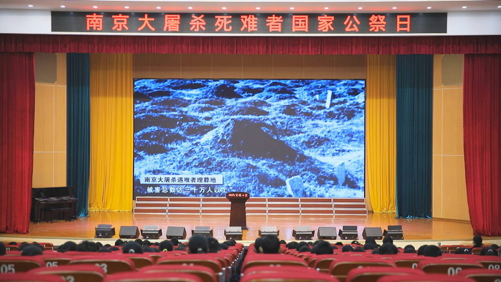 图为学生们正在认真观看《南京大屠杀》警示纪录片.jpg
